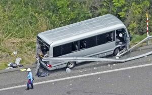 福島県郡山市の磐越自動車道でガードレールに衝突したマイクロバス=6日(共同通信社ヘリから)