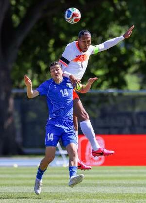 国際親善試合のウズベキスタン戦で競り合うオランダのファンダイク(右)=ニューヨーク(ISI Photos提供・ゲッティ=共同)