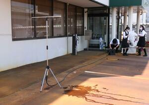 グリーンライフが発売したスタンド型のミスト発生装置「伸縮スタンドミスト」=三条市南四日町3