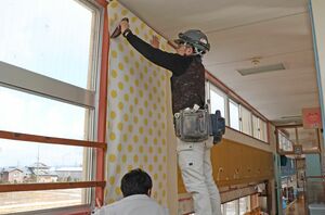 県室内装飾事業協同組合中越支部がボランティアで行った保育所の内装修繕=三条市西鱈田