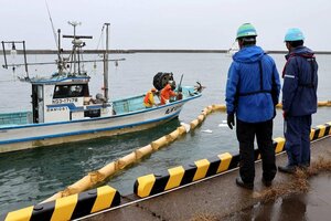 灯油が海に流出した際の手順を確認した防災訓練=上越市の直江津港