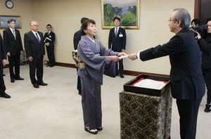 花角英世知事から退職の辞令を受け取る県幹部=31日、県庁