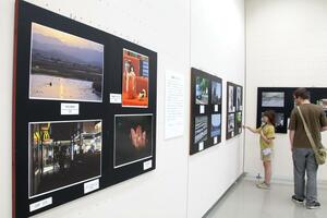 躍動感のある生き物や鮮やかな風景を収めた作品が並ぶ写真展=新潟市秋葉区蒲ケ沢