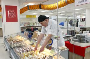 イベント「にいがたからものがたり」の準備を進める事業者=3日、新潟市中央区