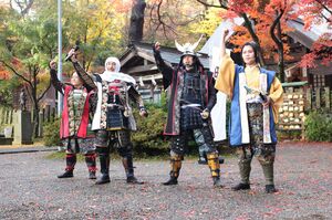 越後上越上杉おもてなし武将隊の新メンバー、河田長親（右）＝２２日、上越市の春日山神社