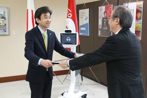 花角英世新潟県知事(右)から感謝状を受けたウィーメックスの高橋秀明社長=6月7日、新潟市中央区の新潟県庁