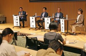 地方で報道していく意義などについて議論する大越健介さん(左端)ら出席者=9月28日、新潟市中央区