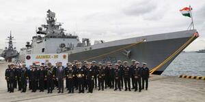 記念撮影をするインド海軍のフリゲート艦「サヒヤードリ」の乗組員と海上自衛隊隊員ら=21日午前、海上自衛隊横須賀基地
