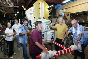 「還暦で最後」の慣例を破って玉送りに挑戦する「にじ会」のメンバー。７０歳の古希を祝うスターマインを奉納する＝小千谷市片貝町