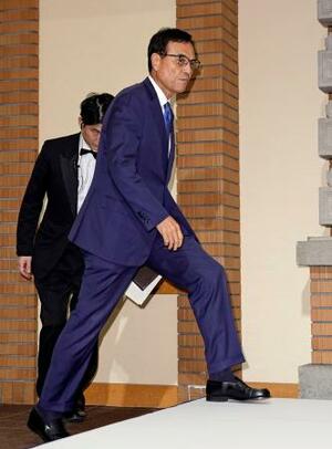 経済同友会の代表幹事を辞任し、記者会見に臨む新浪剛史氏=9月30日午後、東京都千代田区