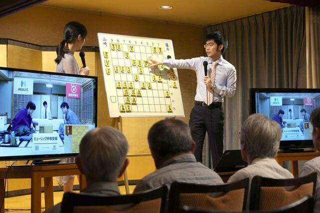 別室で行われた大盤解説会＝６月１７日、新潟市西蒲区