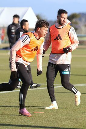 前日練習でのＦＷマテウス・モラエス（手前）とＦＷブーダ＝７日、宮崎県都城市