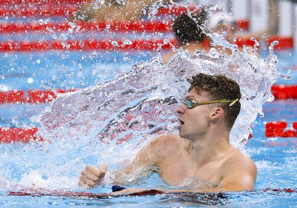 男子２００メートル平泳ぎで優勝したフランスのマルシャン。ガッツポーズで喜ぶと、大きな水しぶきが上がった＝パリ郊外（共同）