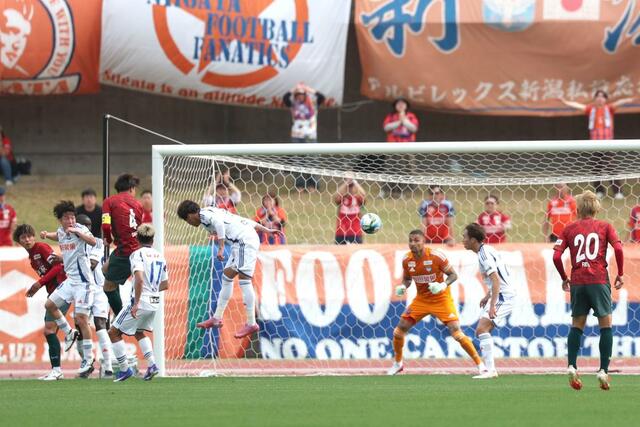 前半・ＣＫから同点に追いつかれる＝１２日、ＧＩＫＥＮスタジアム
