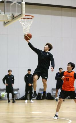 岡山戦に向けて練習する長尾光輝＝長岡市