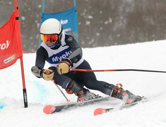 
男子大回転　冷静な滑りで優勝した加藤山登（上教大付）＝妙高市（写真映像部・伊藤駿平）
