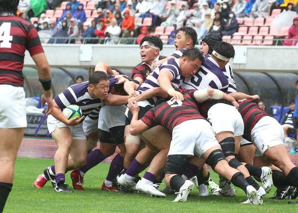 雨の中、激しいプレーを繰り広げる両大学の選手ら＝ビッグスワン（写真映像部・富山翼）