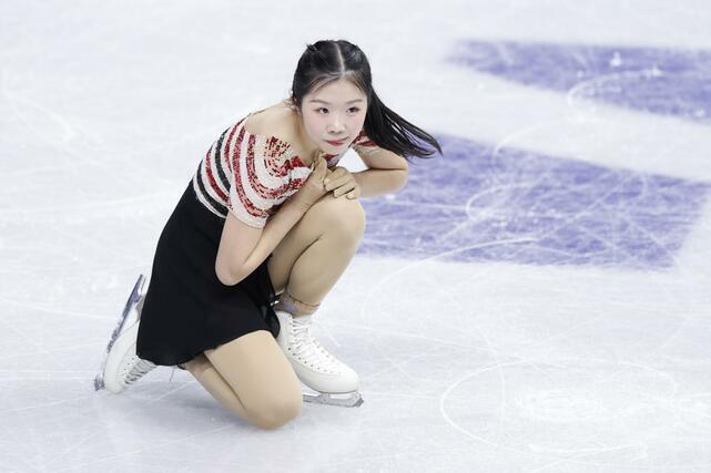 女子ＳＰの演技を終え、舌を出す中井亜美＝プラハ（共同）
