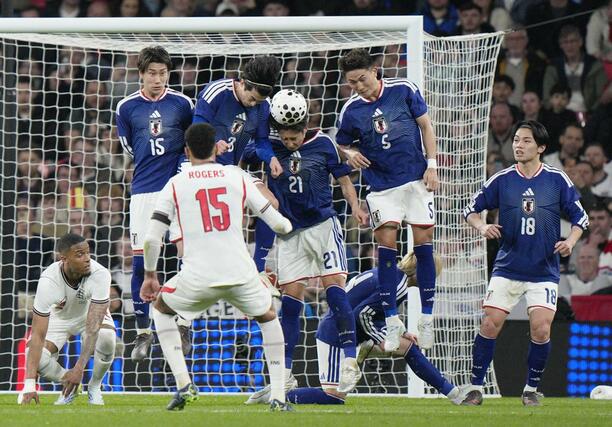 日本-イングランド 後半、イングランドのFKを阻む(上左から)鎌田、谷口ら=ロンドン(共同)