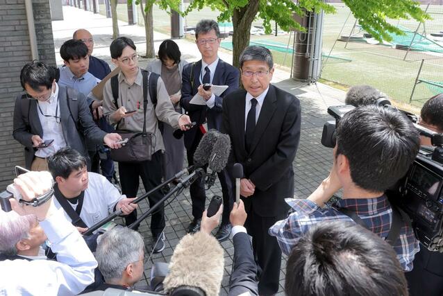磐越道のバス事故で、取材対応する灰野正宏・北越高校校長＝５月６日午後１時すぎ、新潟市中央区の北越高校