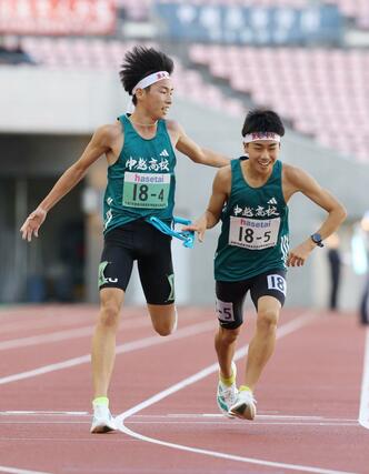 中越の４区星野愁（左）が５区土田豪暖にタスキを渡す＝新潟市中央区