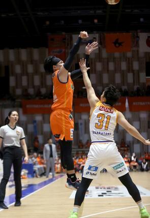 新潟-岡山 第4クオーター、長谷川智伸が3点シュートを決め74-56=アオーレ長岡