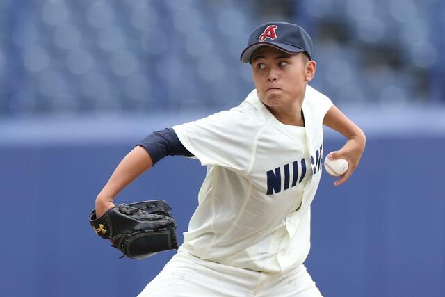 新潟－開志学園　新潟の先発・栗賀亜門＝エコスタ