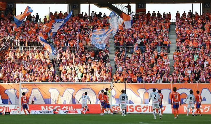 新潟－柏　前半、選手を鼓舞する新潟サポーター＝ビッグスワン