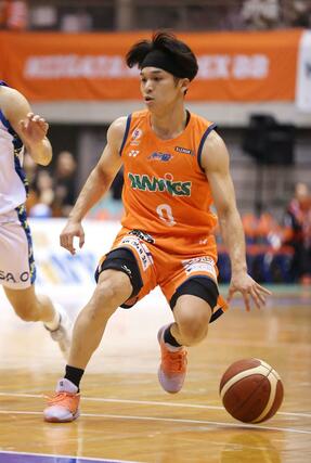 新潟－湘南　第２クオーター、ボールを運ぶ樋口蒼生＝２５日、新潟市中央区の鳥屋野総合体育館