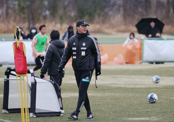 今季初めて専用練習場でトレーニングに取り組む選手たち=聖籠町