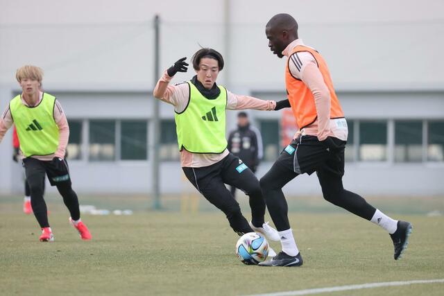 練習する選手たち=宮崎県都城市