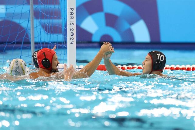 水球男子予選　日本－豪州　オーストラリアに勝利を収め、喜ぶＧＫ棚村克行（左・ブルボンＫＺ）と稲場悠介（ブルボンＫＺ）＝８月５日、パリ郊外（新潟日報社写真映像部・新井田悠）