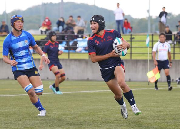 開志国際-北越 後半30分、開志国際のWTB村山楓が相手ディフェンスを振り切りトライ。36-7=10月26日、長岡市陽光台の長岡ニュータウン運動公園