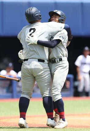 中越－新潟産大付　７回中越１死、平澤謙太（右）が右越え本塁打を放ち３－２＝エコスタ