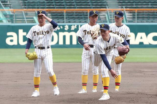 守備の連携を確認する帝京長岡の投手陣=15日、甲子園