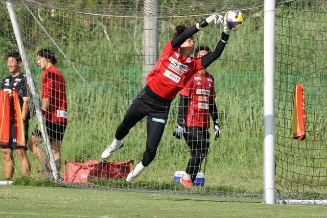 J1新潟第33節岡山戦に向けて練習するアルビレックス新潟のGK田代琉我=3日、聖籠町