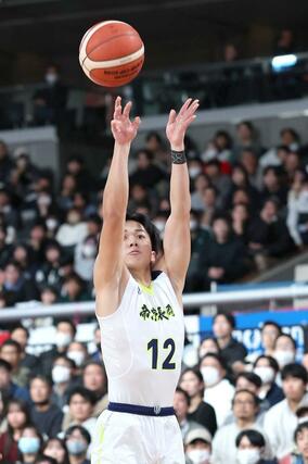 男子準々決勝　帝京長岡－福岡第一　第４クオーター、帝京長岡の泉一吹が３点シュートを放つ