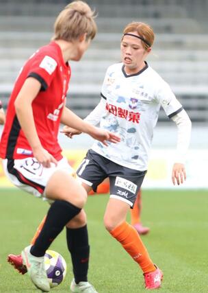 三菱重工浦和－新潟Ｌ　敵陣へ仕掛けるＦＷ新堀華波＝浦和駒場スタジアム（新潟Ｌ提供）