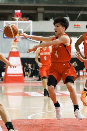男子３回戦　北陸学院（石川）－開志国際　第３クオーター、パスをさばく開志国際の清水脩真＝東京体育館