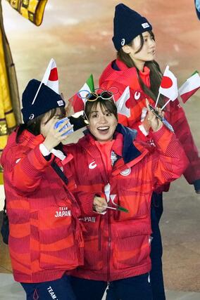 閉会式で入場するショートトラックの長森遥南（手前右）＝２２日、イタリア・ベローナ（共同）