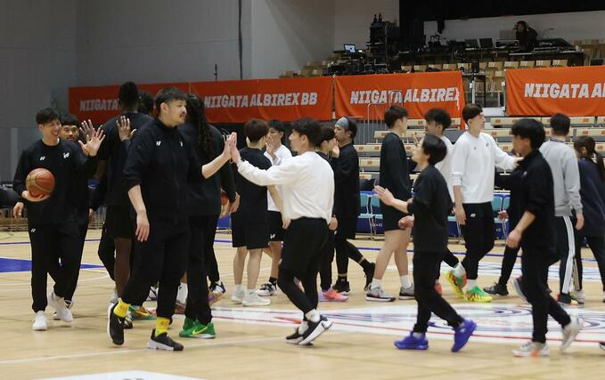 練習後にハイタッチする選手とスタッフら