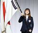　ミラノ・コルティナ冬季五輪の日本選手団の結団式で、団旗を手にするフィギュアスケート女子の坂本花織＝１８日午後、千葉県船橋市