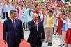 20日、中国・北京で歓迎式典に参加する習近平国家主席(左)とロシアのプーチン大統領(AP=共同)