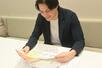 子どもが書いた手紙を読む原告代表の中村和貴さん=2月、横浜市青葉区
