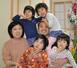 6歳のころの岸本心咲さんと家族=2018年1月