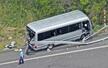 福島県郡山市の磐越自動車道でガードレールに衝突したマイクロバス=6日