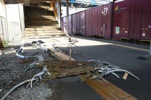 立ち往生した貨物列車が停車するホーム脇に置かれていたパンタグラフなどの部品＝２１日、柏崎市