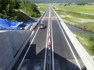 7月の大雨で被災し、復旧工事が完了した日本海東北自動車道=9日午後、山形県遊佐町(酒田河川国道事務所提供)