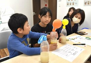 イースト菌を使った発酵実験に挑戦する子どもたち=10月13日、長岡市摂田屋4