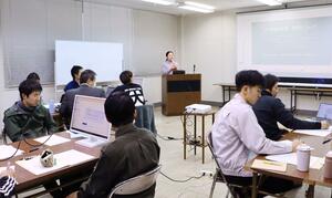 農業現場での生成ＡＩ活用法を学ぶ参加者＝新潟市西蒲区